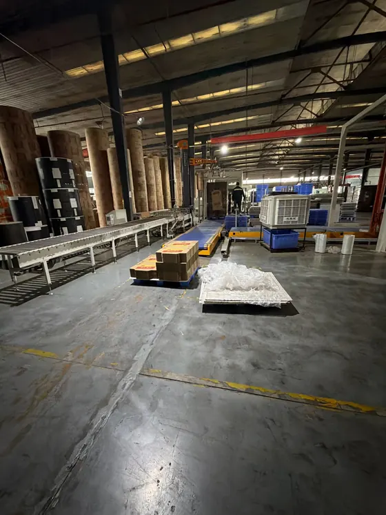Vue d’ensemble d’un atelier de production, lignes et stock de matières