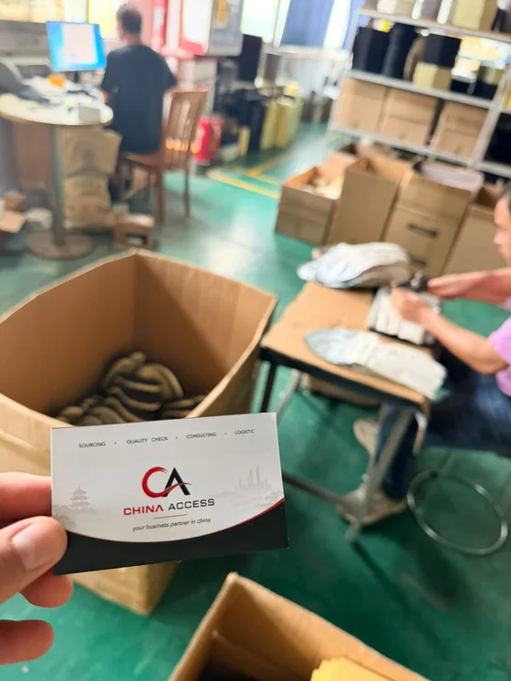 Carton contrôlé dans un atelier de confection, ouvrières au travail