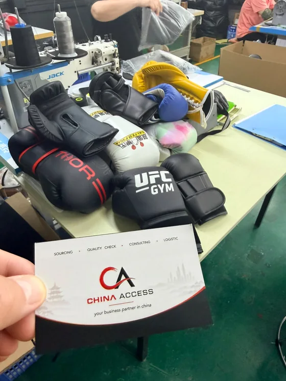Carte de visite China Access devant des gants de boxe en production