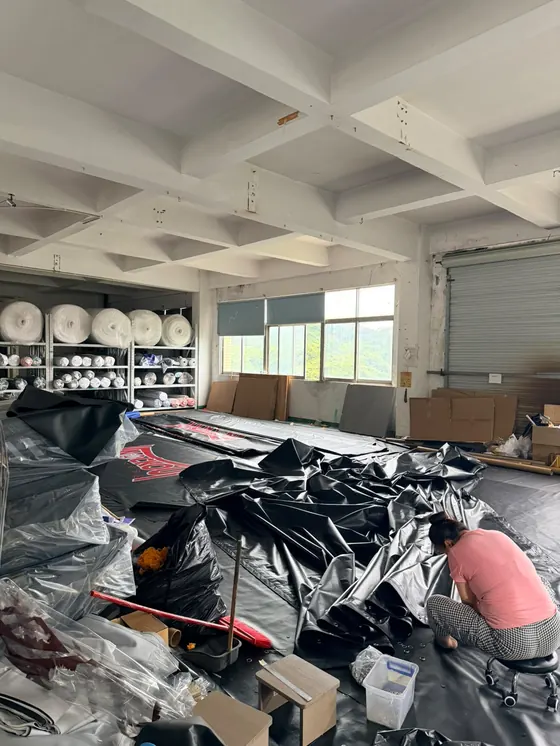 Marchandises emballées et regroupées dans un entrepôt