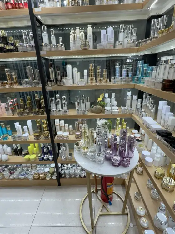 Display of customisable cosmetic bottles and packaging