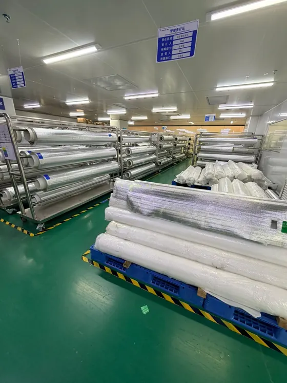 Rouleaux de matière première stockés dans un atelier en activité